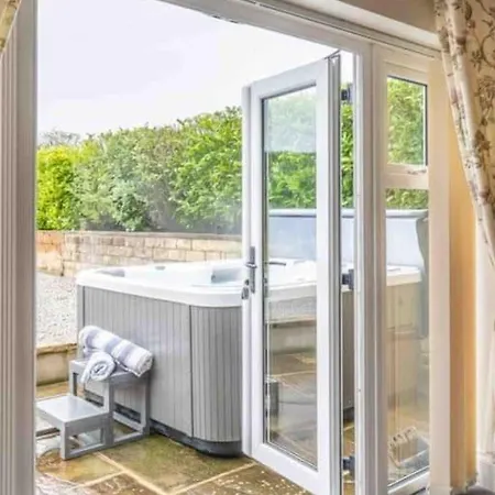 Thistle 5 Star Luxury With Hot Tub